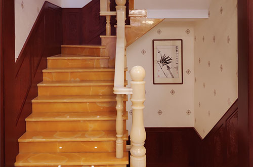 永泰中式别墅室内汉白玉石楼梯的定制安装装饰效果
