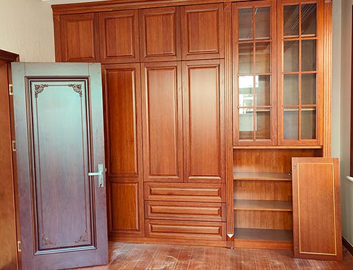 永泰中式家庭装修里定制的实木衣柜效果图